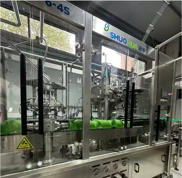 玻璃瓶含气灌装压盖机